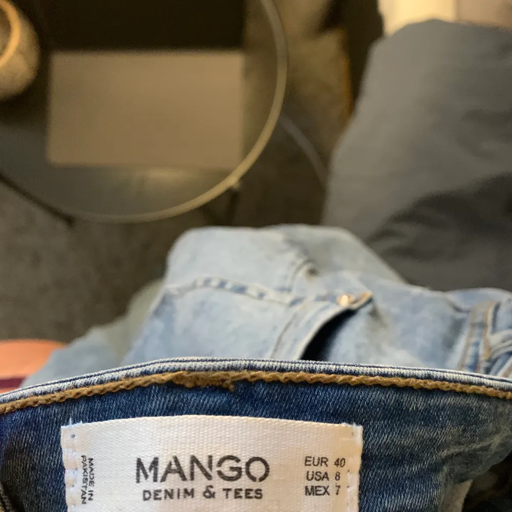 Funderar att sälja mina jeans från mango som är så sjukt sköna men har för mke jeans haha, de är i strl 40 men jag har 36/38 på jeans och de sitter bra på mig. Färgen är som på sista bilden me strl, bud från 200kr 💕💖. Jeans & Byxor.
