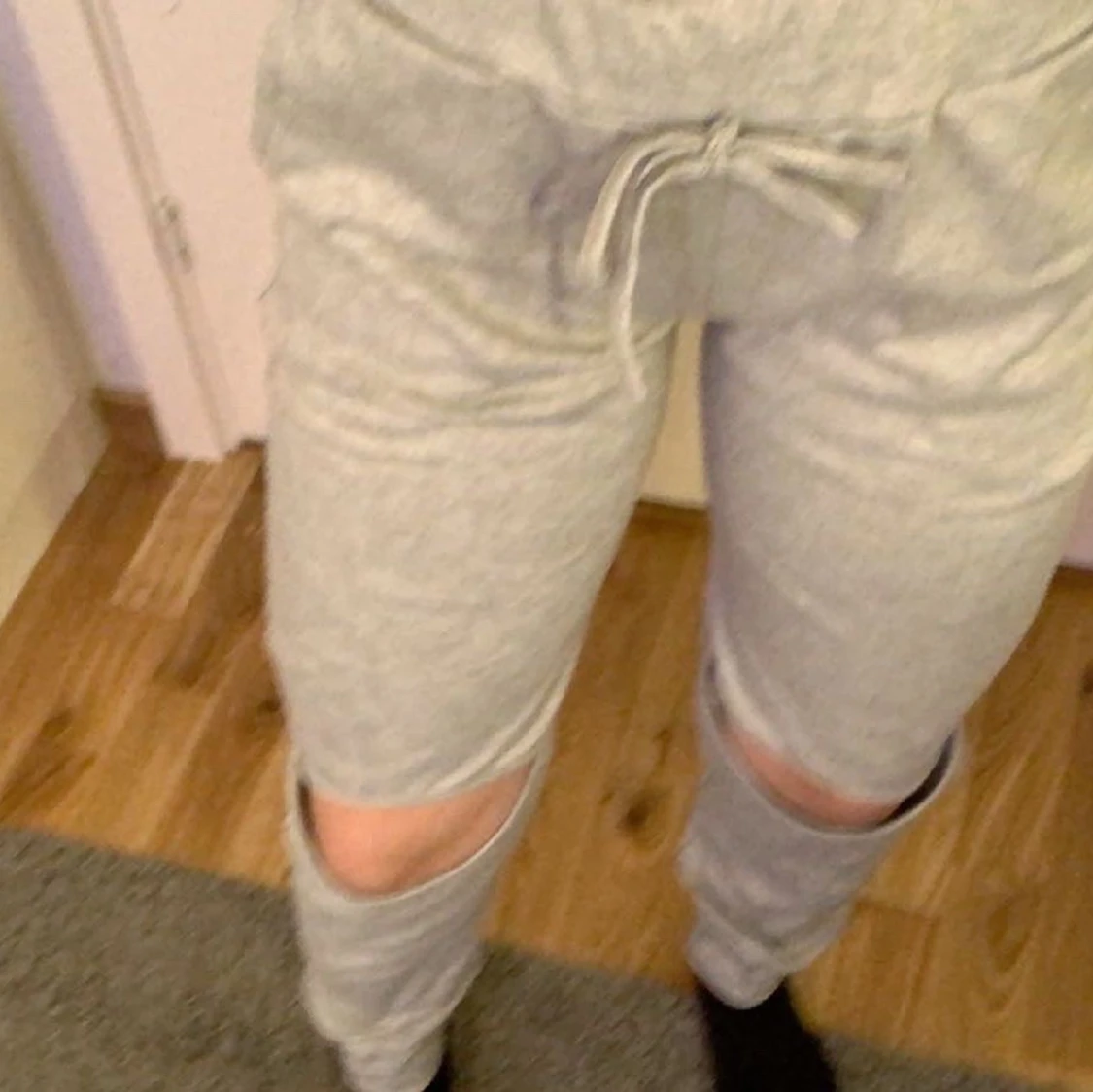 Mjukisbyxor Med Hål I Knäna