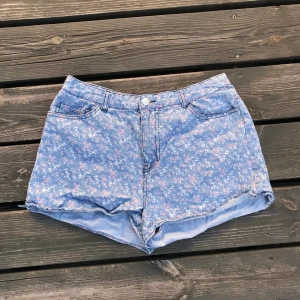 Blommiga jeans shorts - Jag säljer dessa eftersom jag gått upp i vikt och inte längre kan använda de, de är stretchiga i materialet, lite oversiezed fit