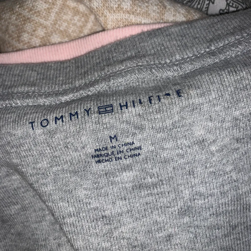 Säljer två t-shirts från Tommy Hilfiger, den på bilden är en XL på pojkavdelningen, motsvarar en S i dam om man inte vill att den ska sitta åt. Den andra är en M i damstorlek, sitter ungefär samma men mer figursydd.. T-shirts.
