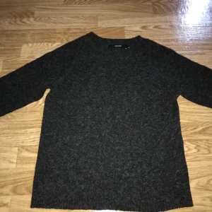 Mörk grå tröja  - Mörk grå luddig tröja från Vero Moda.