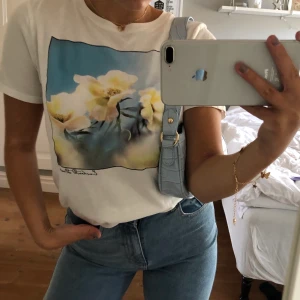 T-shirt med motiv - Superfin T-shirt i mjukt material. Använd ett fåtal gånger, som ny! Storlek XS men skulle säga att den passar XS-M beroende på hur man vill att den ska sitta. ( jag är S ) Säljer då den inte kommer till användning. 50kr + frakt, (högst bud 60kr + frakt)