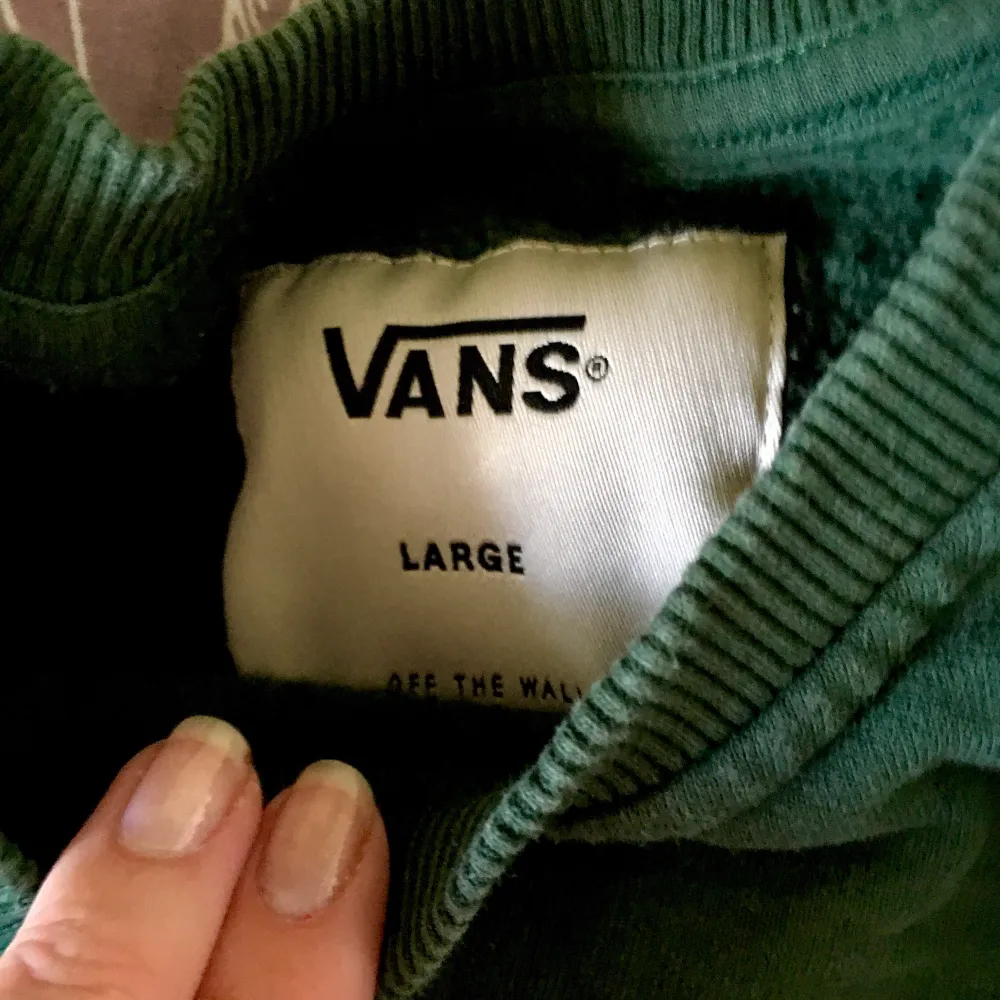Nice tröja från Vans i grönt, strl L, skickar billigt eller spårbart.. Hoodies.