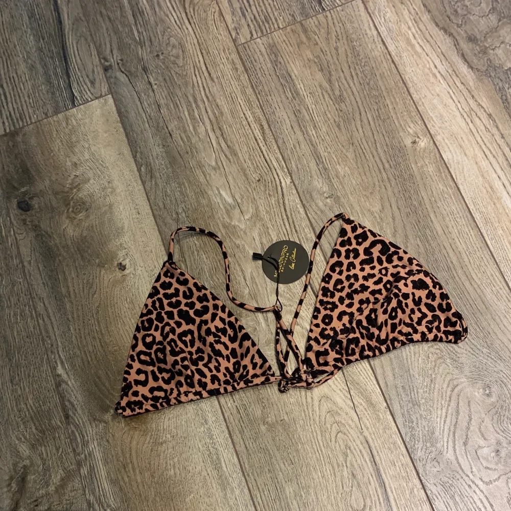 Helt ny leopard bikinitopp med prislapp kvar. Säljs då den är för liten för mig. Passar för någon med storlek M eller L. Kan mötas upp i Västerås, annars tillkommer en fraktkostnad! . Övrigt.
