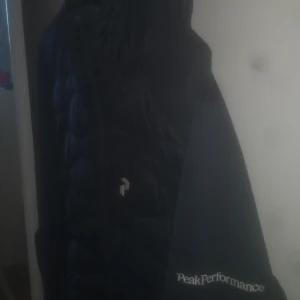 Peak performance Helium jacka - Använd men i nyskick. Storlek XL men passar mig perfekt som har  M-L. Köpt för 6 månader sen för 2800kr i Peak Performance Halmstad