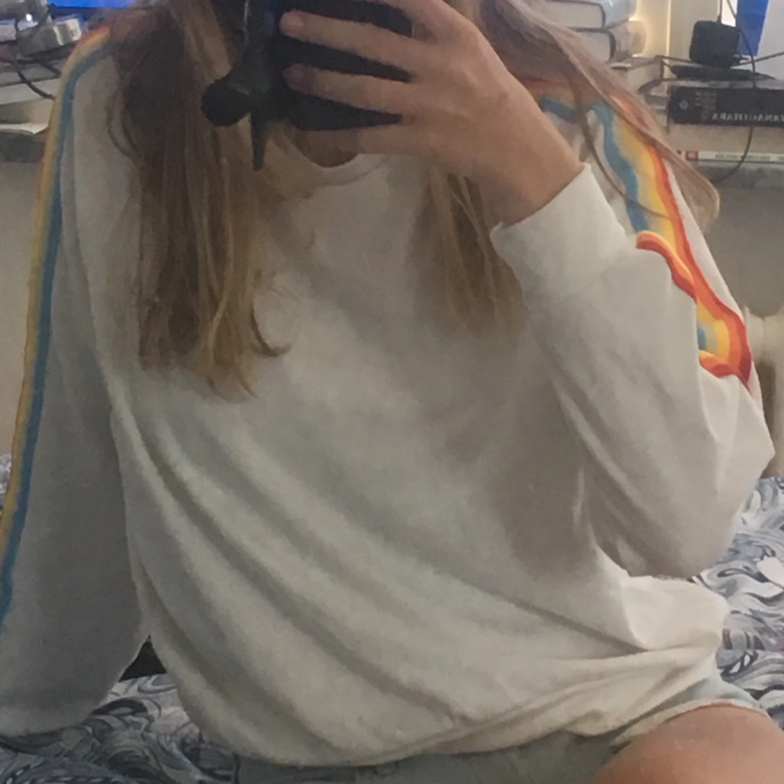 långärmad tröja med regnbågsarmar