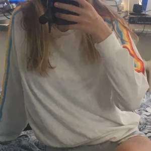 långärmad tröja med regnbågsarmar - Gräddvit tröja med regnbågsärmar och 70tals inspiration. Supermysig o mjuk. Storlek S men passar också XS :) Kan mötas i lund/malmö eller frakta mot att du betalar.