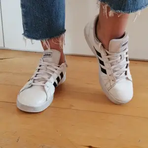 Fina Adidas skor i använt skick i storlek 38