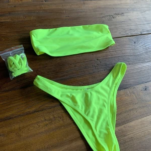 Neonbikini från bikbok - Jätte cool bikini i neon från Bikbok som har hög skurning, använd bara någon gång och är i fint skick, på bild ser den inte lika neon ut som i verkligheten tyvärr! 