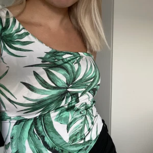 One shoulder  - Super somrig, fin oneshoulder top, aldrig använd då den inte är min stil, slutsåld! 100kr ink frakt💕💕strl XS men stretchigt material så passar upp mot M