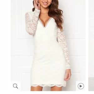 Vit sommarklänning i spets  - En sjukt fin klänning från Chiara Forthi. Passar perfekt till sommaren om man vill vara lite extra fin🥰 endast använd en gång, nyskick💖 storlek XS men passar även S