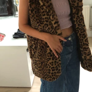 Pälsväst - Säljer denna fake pälsväst från Zara. Köpte den förra hösten men använde den aldrig. Frakt tillkommer📦