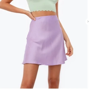 Lila satinkjol från chiquelle!! - Säljer denna fina lila satin kjolen i storlek XS, storlek xs är slut på hemsidan!💓 260 inkl frakt eller högsta bud! 