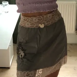 Så söt kjol från Odd Molly! Väldigt fin till både sommar och hösten. En stickad tröja och du har en sjukt snygg outfit