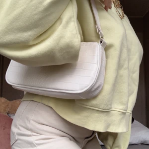 Gullig ljusgul sweatshirt!😊 - Säljer nu denna gula sweatshirten! Kanppt använd alls, så i fint skick! 💘💘Frakt tillkommer! Kom med bud!🥰🥰