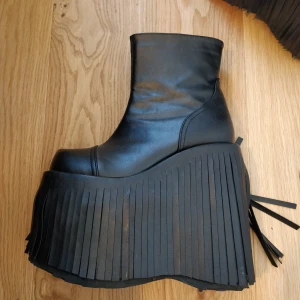 Demonia Slay Fringe  - Mina drömskor från Demonia som är SJUKA!!! Använda 2 gånger tills jag insåg att helvete vad jag har svårt att styla dessa. Liten skada på ena sidan men sulan under är perfekt skick. 