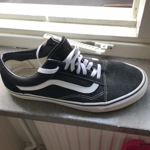 Vans skor - ett par svart/vita vans, använda ett fåtal gånger. Sparsamt använda😊 säljer pga att jag aldrig använder dem. pruta gärna!!