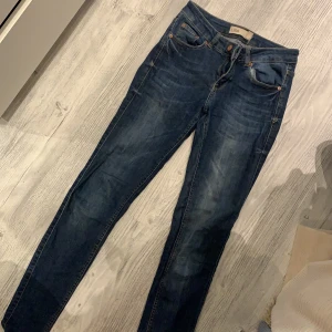Jeans från Gina stl 36 - Mörkblåa Jeans från Gina i stl 36. Lite stora för mig, därför jag säljer dem. Frakt tillkommer. 