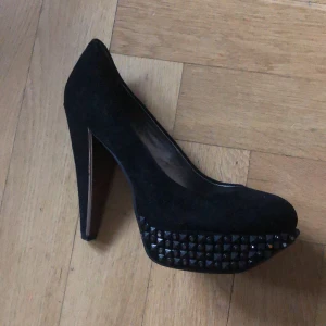 Klackar Sam Edelman - Svarta klackar i sammet från Sam Edelman. Klacken är ca 12 cm hög. 