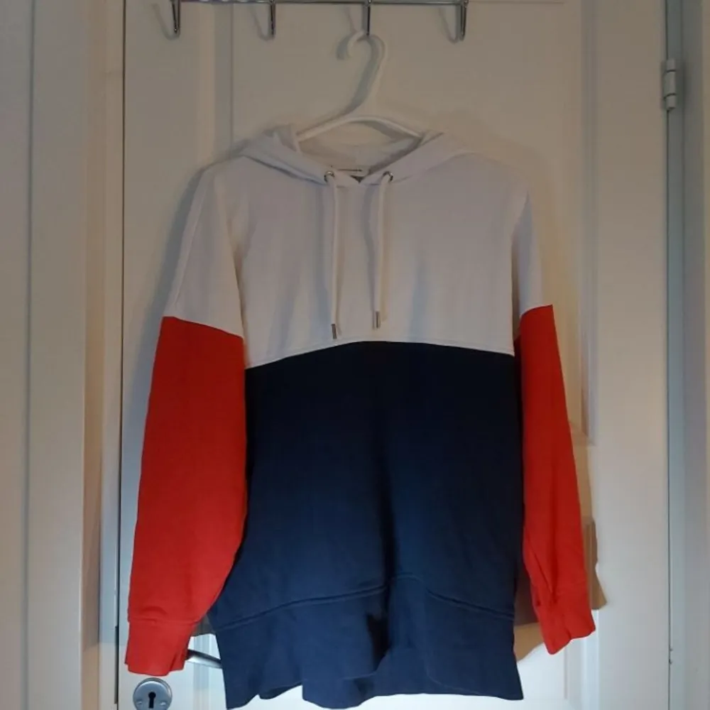 Hoodie från Monki i tre färger. Passar från s -m beroende på hur man vill att den ska sitta. Använd sparsamt. Bra skick. Pris kan disskuteras. . Hoodies.