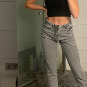 Mom jeans - Säljer dessa snygga mom jeansen från Gina tricot i modellen Dagny! De sitter svin snyggt på och är verkligen dom perfekta mom jeansen. Hämtas i varberg eller så står du för frakten ! 150kr eller högstbjudande ☺️