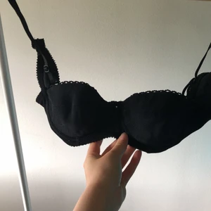 Svart vintage bh - Superfin svart bh! I ett supercoolt mönster! Den är ny i storlek 70A och stranden går att ta av! Den är så fin och har en Victorias känsla på sig! 175kr inkluderad frakt!
