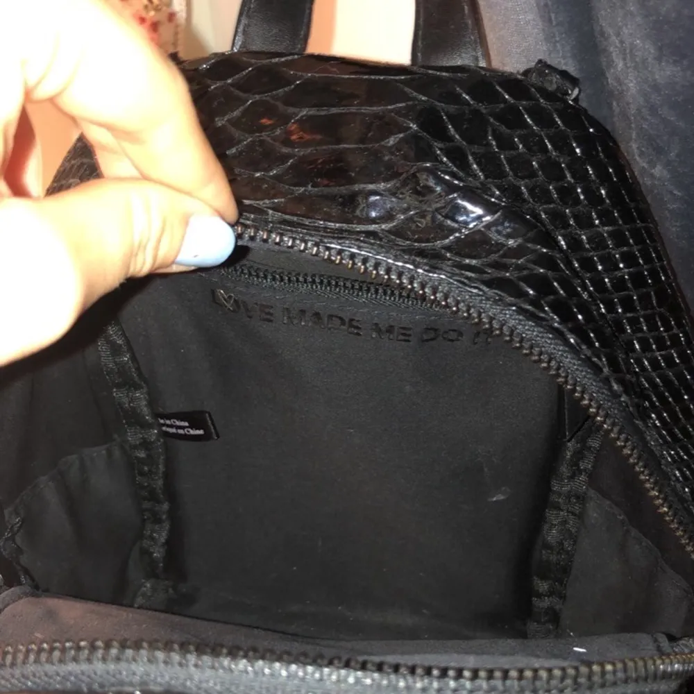 En supersöt mini ryggsäck från Victoria Secret som kostade 599! Den är knappt använd och därför i väldigt bra skick. Den ser liten ut men rymmer ändån mer än vad man tror. Jag står för frakten🥰. Väskor.