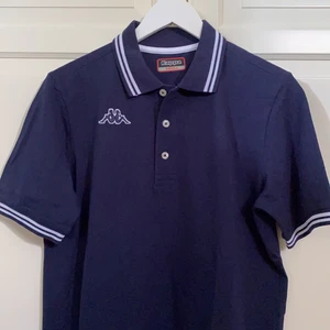 Kappa piké  - Helt oanvänd mörkblå piké från kappa! Prislapp kvar 