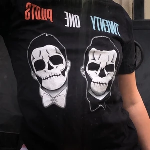 T.O.P tröja  - Oanvänd skitsnygg T.O.P tröja!! Köpte för rätt dyrt men kommer inte ihåg exakt.. passar XS/S. 