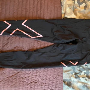 Träningsbyxor 2XU - Träningsbyxor i fint skick använda 2 gånger. 100kr plus eventuell frakt. 