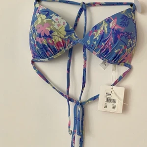 Oanvänd bikinitopp från bikbok - Lapparna kvar, säljer då den inte passade bra på mig. Färgen är finare i verkligheten!! 