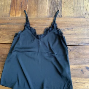 Satin linne från Hm  - Jätte fin satin linne från hm med spets, jätte snygg och använd bara någon gång och är i fint skick