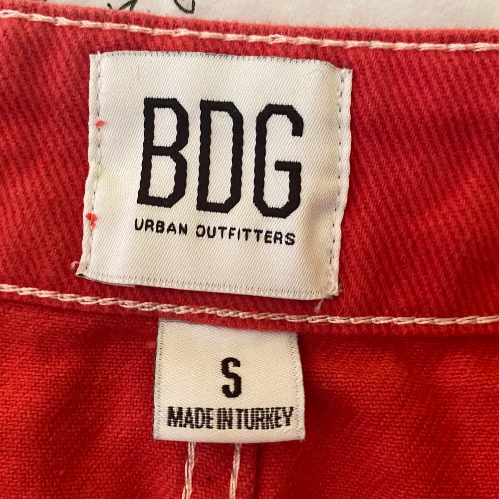 Detta är en röd denim kjol från BDG Urban outfitters. Kjolen har används någon gång, men är i stort sätt oanvänd, då den är för liten på mig. Färgen på kjolen visas på andra bilden. Nypris ca 700kr. Priset på kjolen är 250+50kr för standard frakt😊. Kjolar.