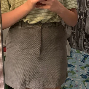 Vintage manchester-kjol - Grå manchester-kjol som tyvärr är för liten på mig :(( Köpt second hand i Wien förra året💕