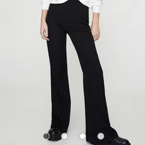 Ribbade byxor från pull & bear - Svarta, ribbade (famgår ej så bra på bilderna) byxor från pull&bear. Köpta för ungefär en månad sedan och använda några gånger men de är tyvärr lite korta på mig (är 181 cm). supersköna och stretchiga! Köpta för 249 kr