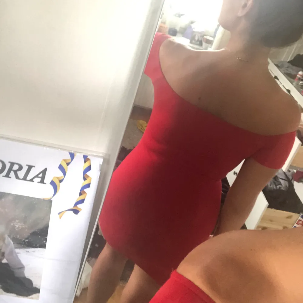 Säljer min röda off shoulder klänning från PrettyLittleThing då jag aldrig fått användning för den.. Klänningar.