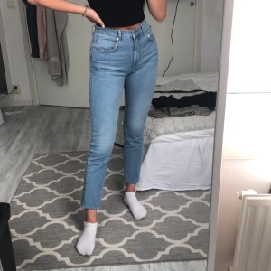 Nakd jeans Storlek 36 - Använda 1 gång, jättebra skick. Sitter precis som andra jenas i storleken 36. Skriv till mig vad ni skulle kunna tänka er köpa jeansen för!! 💓