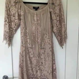 Klänning  - En superfin klänning i XS Aldrig använd, nypris är 2299,- färg puderrosa 