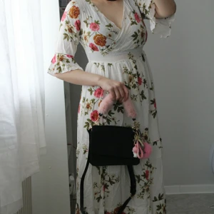 Lång klänning  - Har aldrig använt. Ingen märke. Pris inkl frakt. Går bra att betala via Swish😊