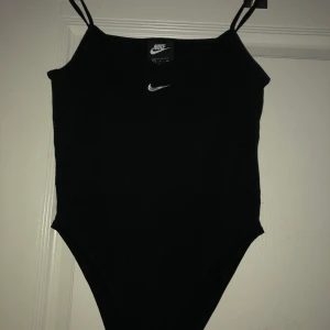 Nike body  - knappt använd (3 gånger max), ser ny ut. skitskönt material, stretchig & bekväm 🦋✨💗 (inga fläckar) 