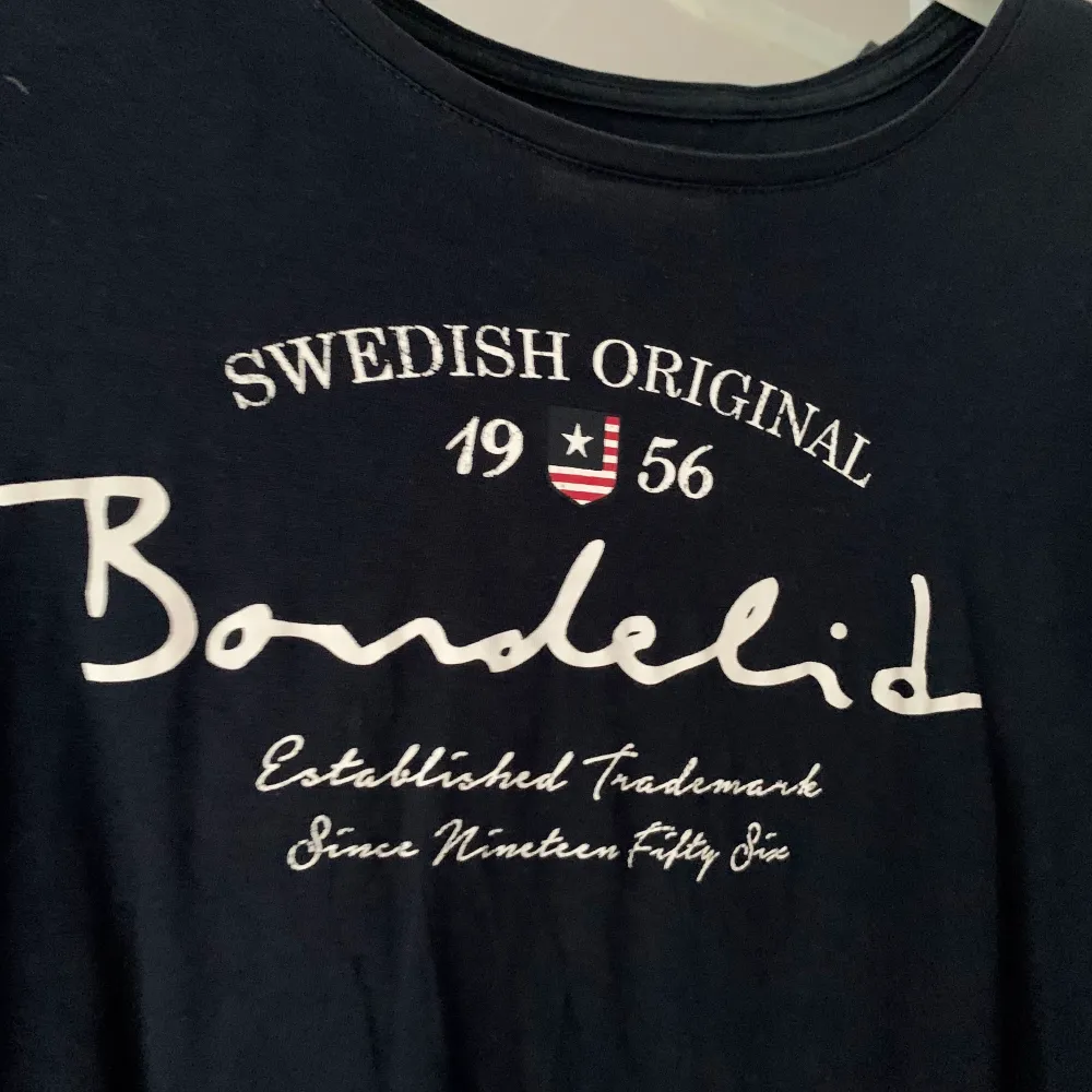 Mörkblå T-shirt från Bondelid som är använd men som fortfarande är i fint skick 💙 frakt tillkommer och vid flera köpare blir det budgivning som avslutas 24 timmar efter första budet 💙. T-shirts.