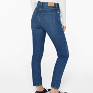 SKÖNASTE och snyggaste högmidjade mom jeansen från MONKI🥰 dessa Kimomo jeans är i strl 24 och sitter som en smäck! Buda gärna! 😇 frakt tillkommer 💓