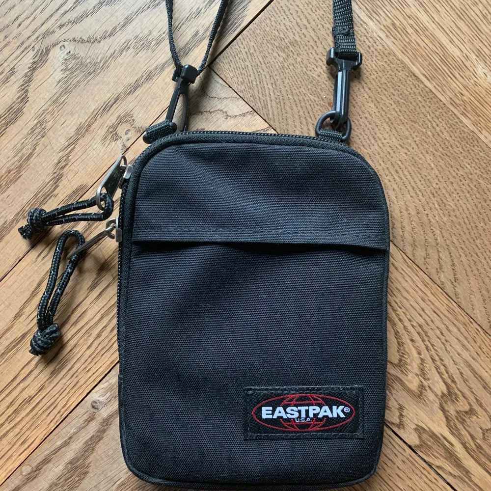 Säljer min supersnygga crossbody väska från Eastpak!😍 Liten och praktisk. Reglerbart band. Köptes för 269 kr och sen dess använts runt 5 gånger. Frakt tillkommer!. Väskor.