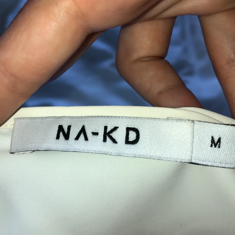 En söt vit sidenklänning från märket NA-KD i storlek M men sitter som S. Fraktar eller möts upp i Stockholm/strax utanför. Skriv vid intresse eller för fler bilder. 💞✨. Klänningar.