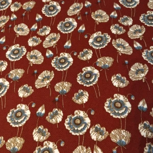 Blommig klänning A-linje - Superfin klänning i A-linjemodell, rätt kort och med lite utsvängda tre kvartsärmar. Passar fint barbent eller med strumpbyxor när det blir kallare! En ganska liten M, skulle säga snarare S. Möts upp i Stockholm, annars delar vi på frakten ✨