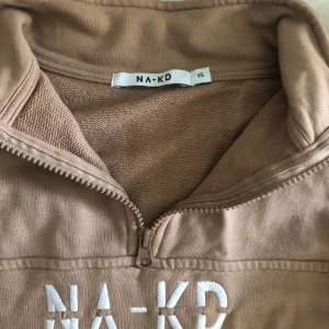 Tröja - Tröja från Na-kd i bra skick den är i xs men skulle säga att den passar S också! 