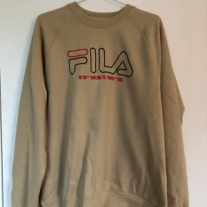 fila college/tjocktröja - skönaste och snyggaste fila tröjan i storlek m. nästan helt oanvänd och fräsch. lite oversize så passar l också. lite retro och mer ovanlig🥰🤩 står ej för postens slarv