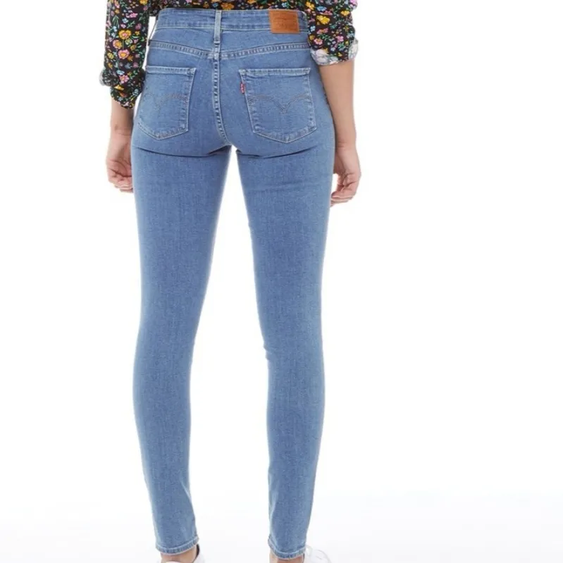 Levis jeans i modellen 721 High Rise Skinny, färgen Out Of Touch. Strl 26. I princip oanvända, säljer för att de inte sitter bra på mig. Ny pris: 1000 kr. Jeans & Byxor.