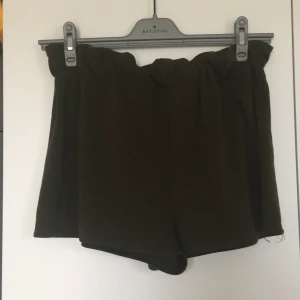 Gröna shorts stl s/m  - Mjuka shorts med räfflad mudd i midjan.