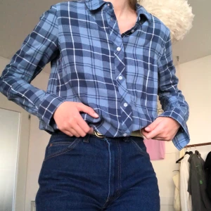 Rutig skjorta  - Blå rutig skjorta i storlek S/36. Kan mötas på söder annars står köparen för frakten. 